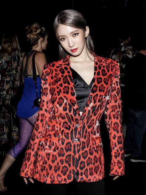 孟美岐吃瓜娱乐